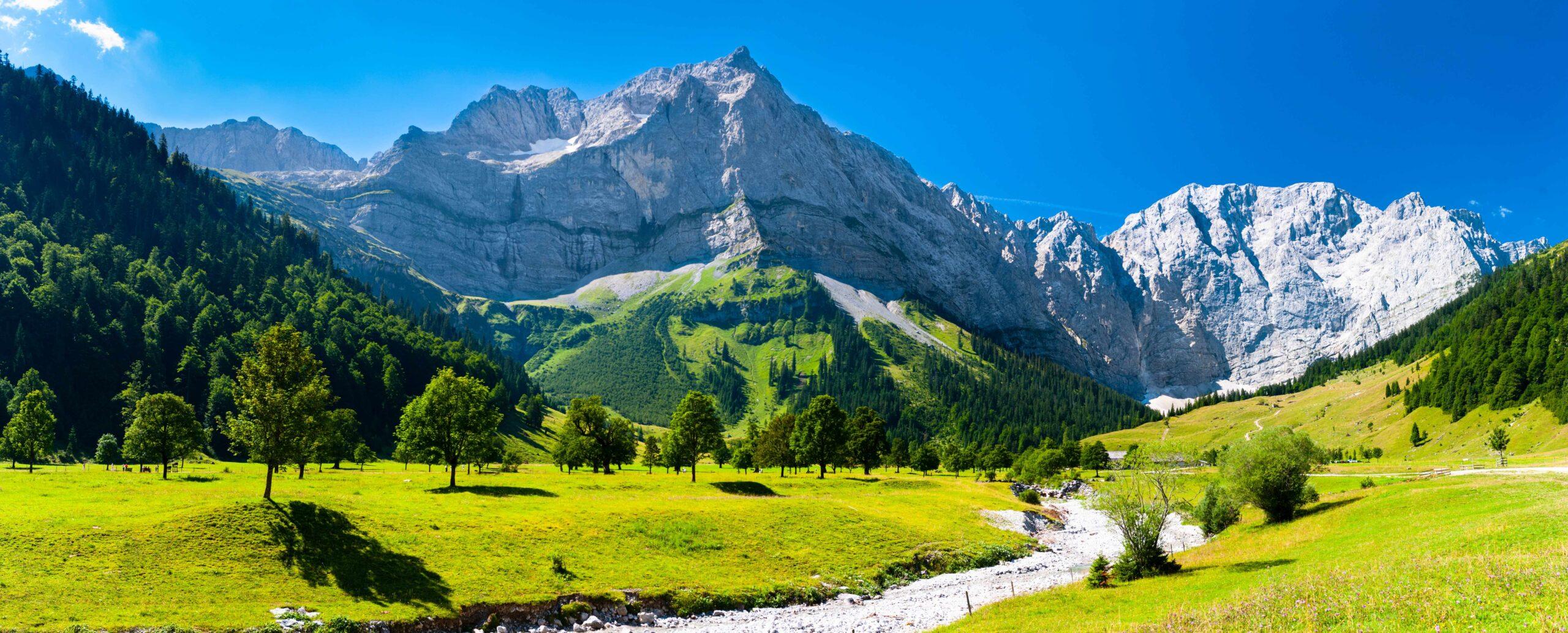 Panoramablick auf die wunderschöne Landschaft in Bayern, Deutschland