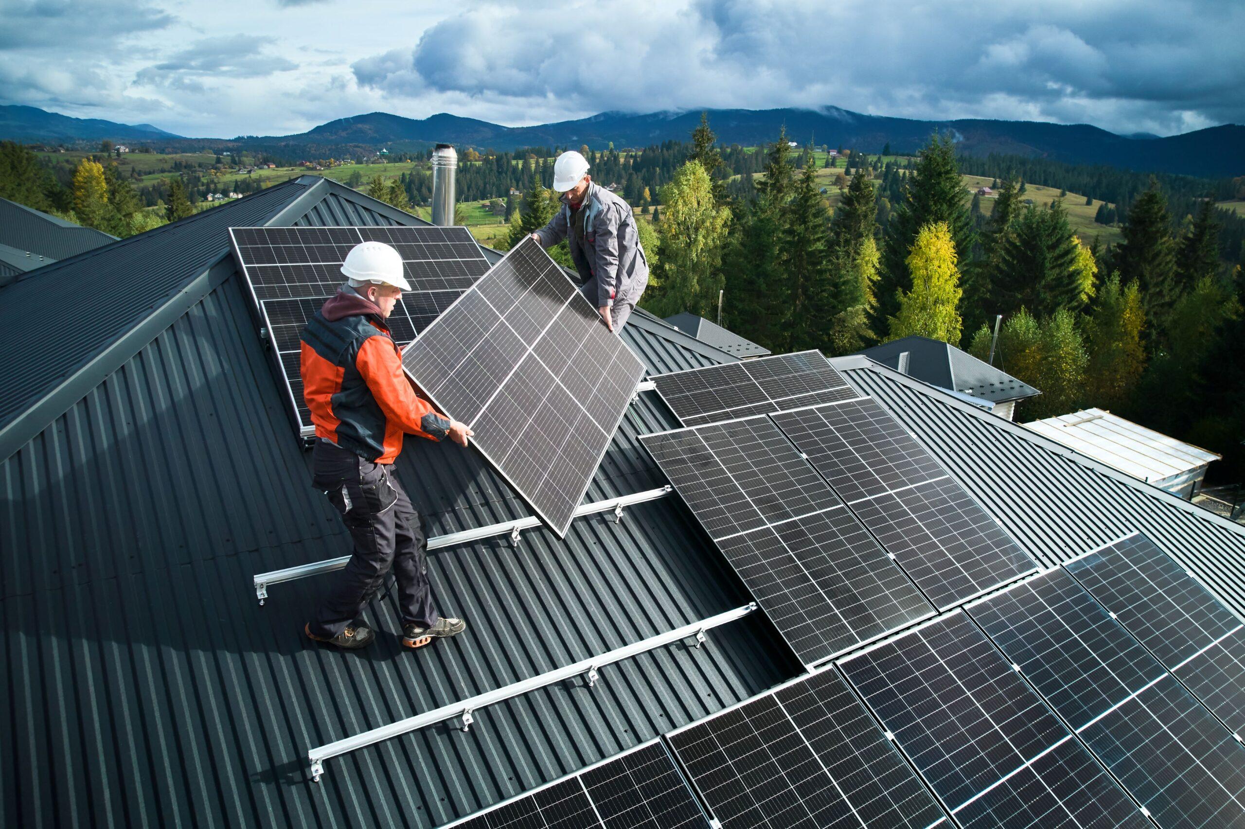 Solaranlage Nagold – Handwerker montieren Photovoltaikmodule auf einem Dach