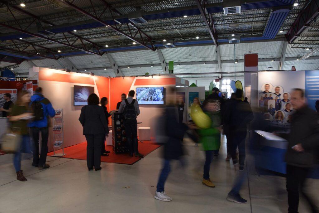 Kompakter Messestand mit faltbarer Rückwand im Einsatz – Besucherströme und mobiles Präsentationssystem auf Fachmesse